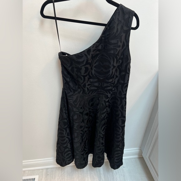 ST JOHN Black One Shoulder Floral Brocade DRESS SZ 12 - Picture 4 of 6